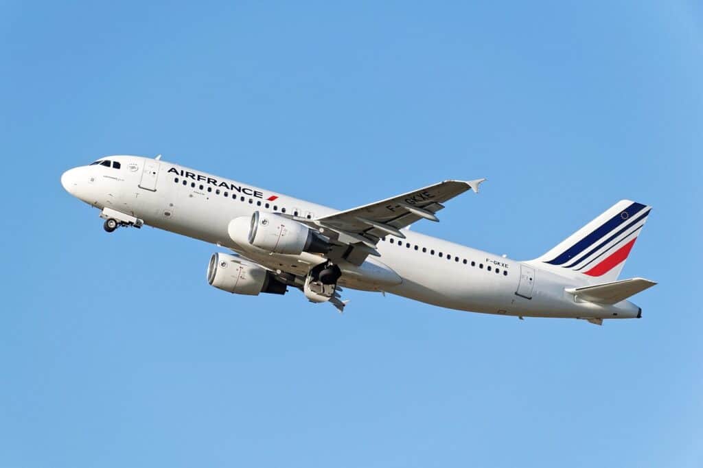 airplane, airbus a320, air france-6847543.jpg